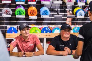 Team Innova -pelaajat Henna Blomroos ja Eveliina Salonen luottavat Innovan draivereihin.